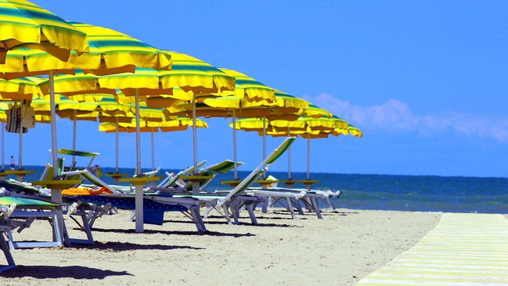 spiaggia hotel tritone ombrelloni