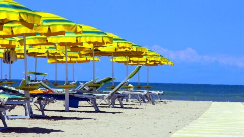 spiaggia hotel tritone ombrelloni