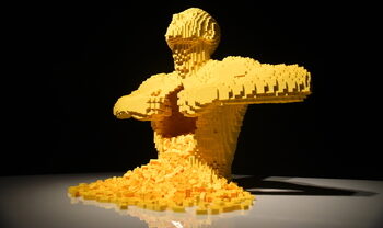 2084649 the art of the brick 12